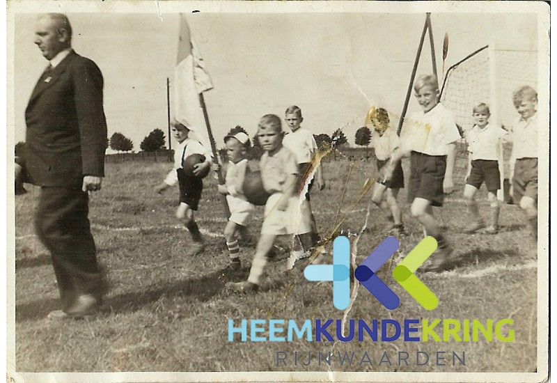 1948 Opening terrein Eltenseweg met wethouder Hendriks en spelers C.Kuppens en W.Meijer jongste spelers L.Boys. (1)